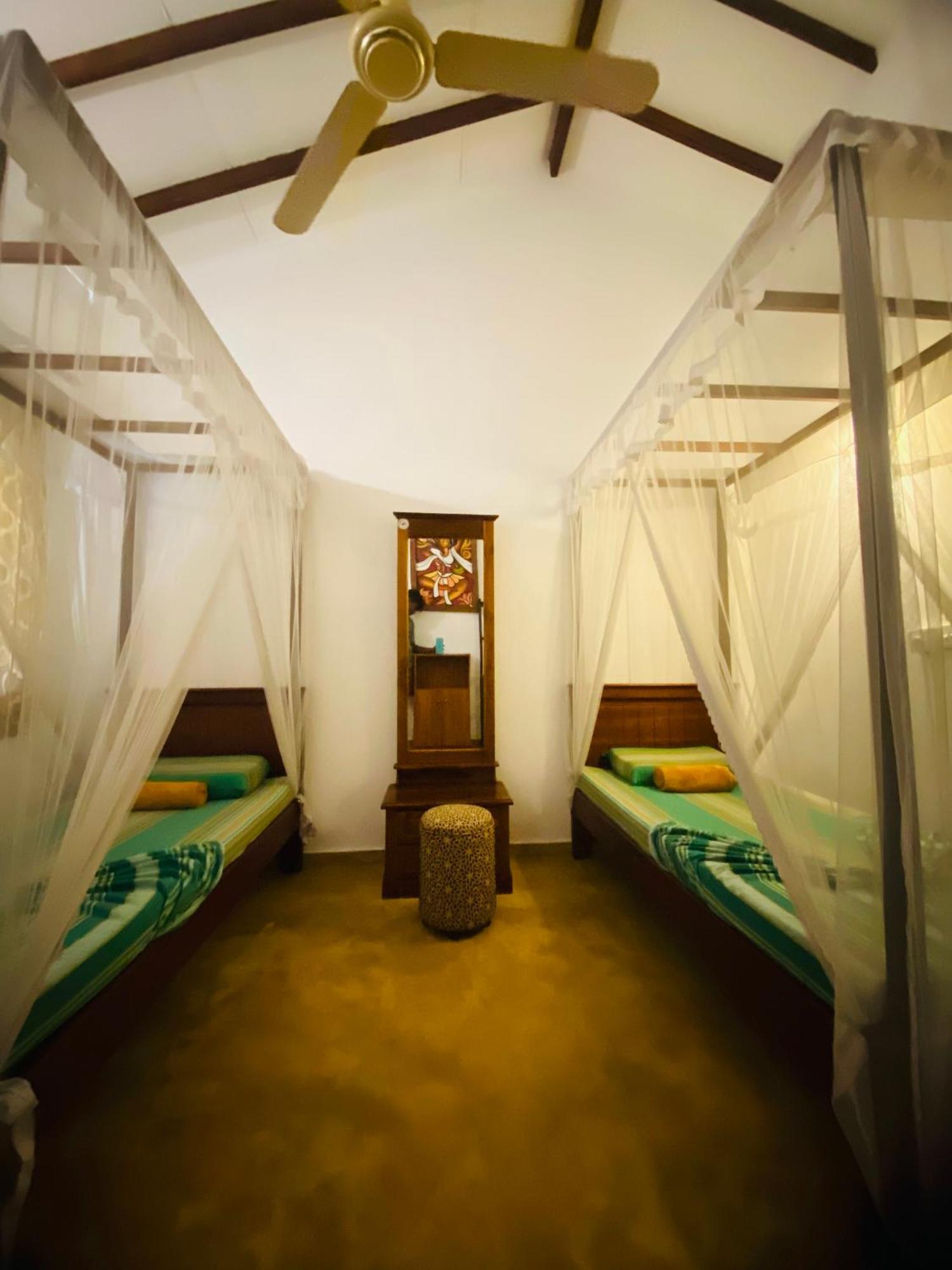 Surfing Life Hotel Ahangama Room photo