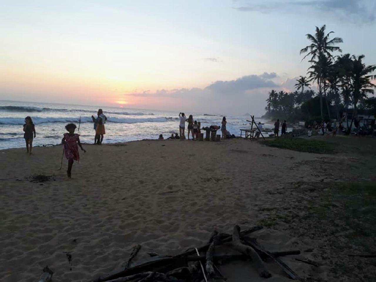 Surfing Life Hotel Ahangama Exterior photo